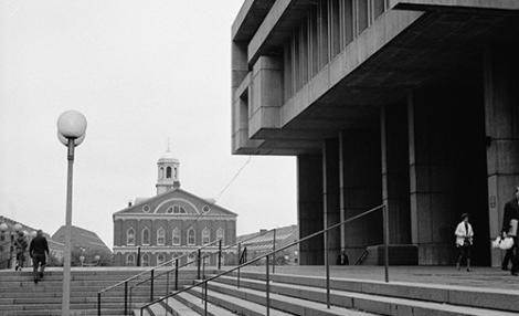 波士顿市政厅的黑白照片
